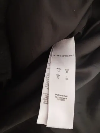 Chaqueta negra con capucha y cremallera