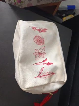 Neceser Clarins Blanco con Dibujos Rojos