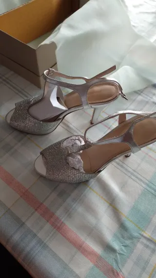 Zapatos de fiesta plateados brillantes.