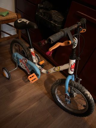 Bicicleta infantil con ruedines