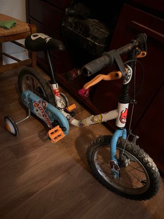 Bicicleta infantil con ruedines