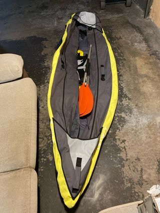 Kayak hinchable amarillo y gris