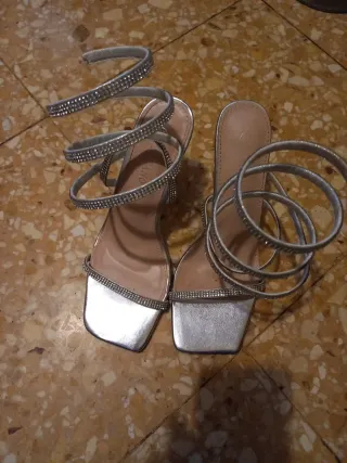 Sandali argentati con cinturini di strass