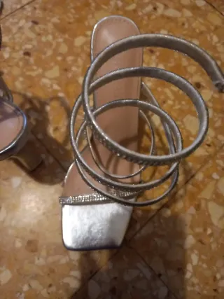 Sandali argentati con cinturini di strass