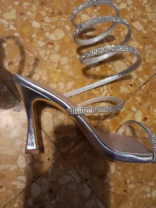 Sandali argentati con cinturini di strass