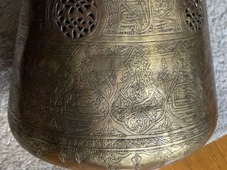 Olla antigua de latón con grabados