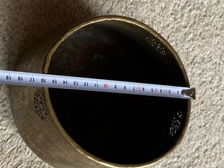 Olla antigua de latón con grabados