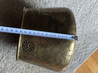 Olla antigua de latón con grabados