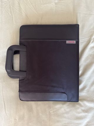 Portadocumentos negro con asas