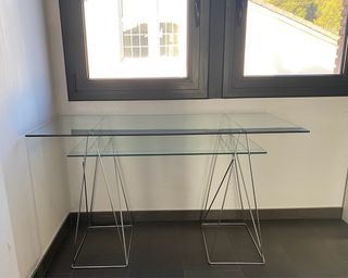 Escritorio de cristal y metal