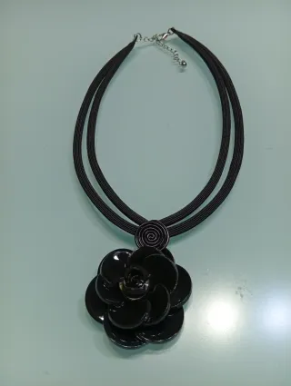 Collar resina flor negra