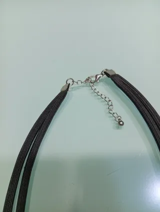 Collar resina flor negra