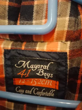 Chaleco acolchado azul con forro a cuadros.