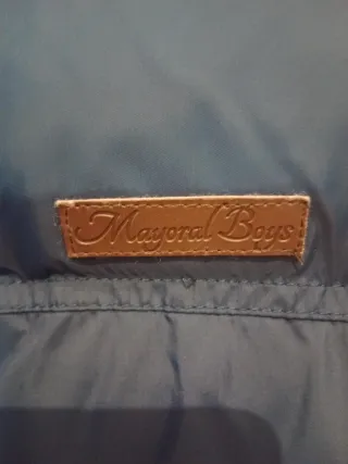 Chaleco acolchado azul con forro a cuadros.