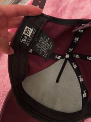 Gorra New Era 9Twenty Essential Burdeos