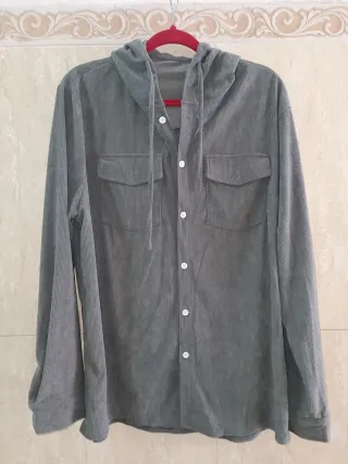 Sobrecamisa tipo sudadera con capucha gris (L-XL,)