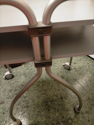 Mesa auxiliar gris con ruedas