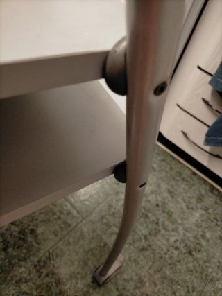 Mesa auxiliar gris con ruedas