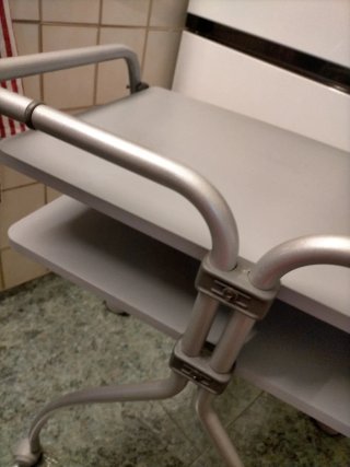 Mesa auxiliar gris con ruedas