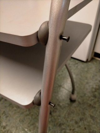 Mesa auxiliar gris con ruedas