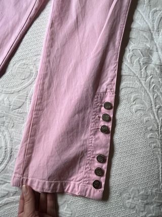 Pantalón vaquero rosa con botones
