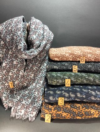 Pañuelos estampado cachemir plisado.