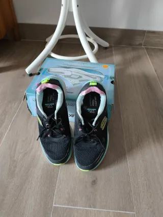 Zapatillas Skechers Shape Ups Negras y Verdes