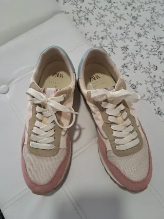 Sneakers sportive di Zara