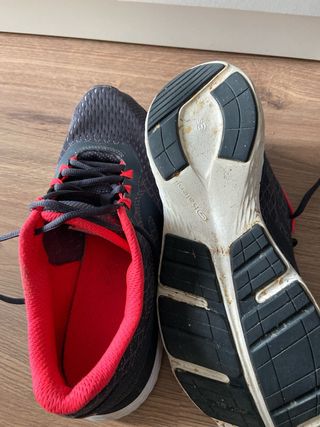 Zapatillas running Kalenji negras y rojas