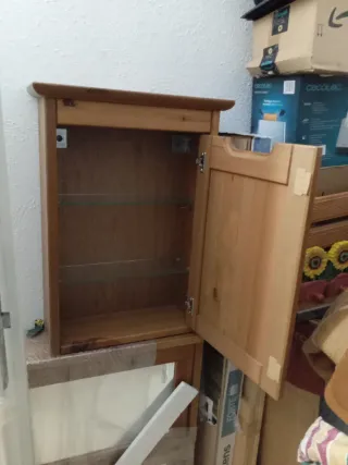 Armario pequeño de madera