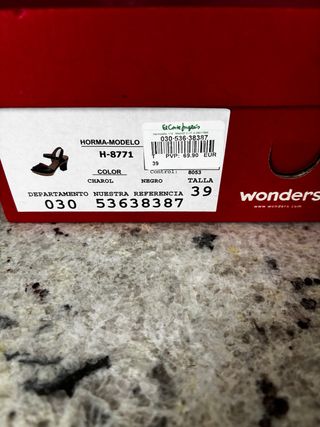 Sandalias Wonders charol negro Talla 39