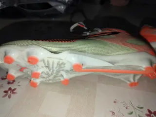 Botas de fútbol Puma Ultra verdes y naranjas