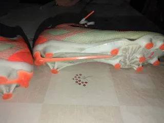 Botas de fútbol Puma Ultra verdes y naranjas