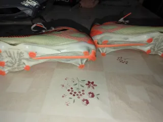 Botas de fútbol Puma Ultra verdes y naranjas