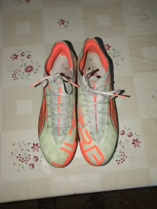 Botas de fútbol Puma Ultra verdes y naranjas