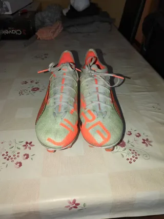 Botas de fútbol Puma Ultra verdes y naranjas