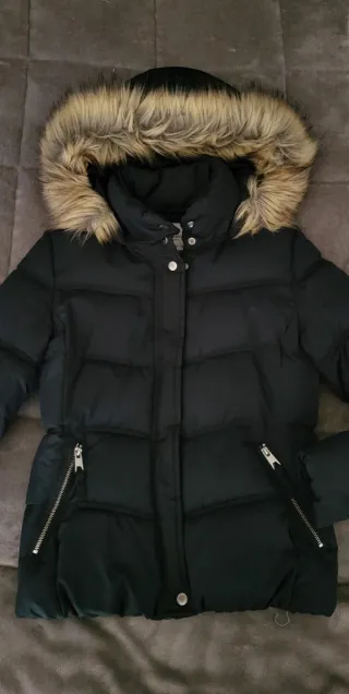 Chaqueta con capucha y pelo