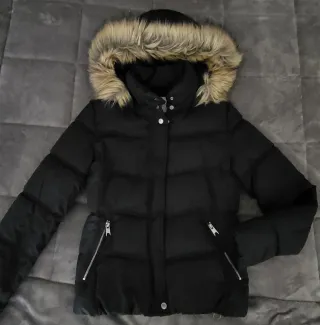 Chaqueta con capucha y pelo