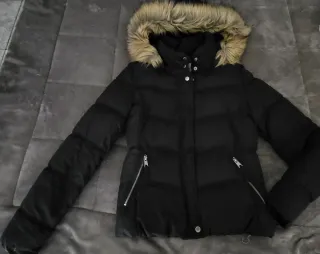 Chaqueta con capucha y pelo