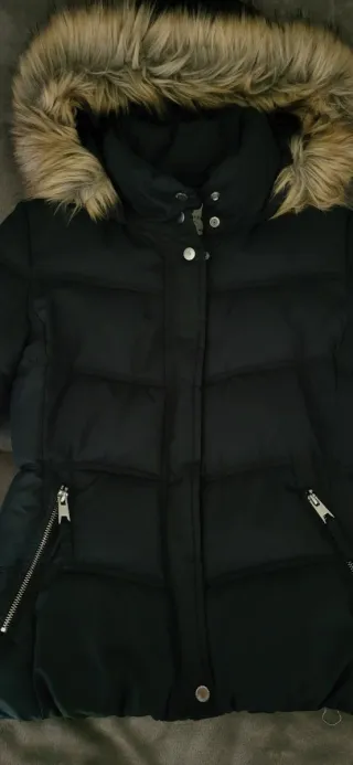 Chaqueta con capucha y pelo