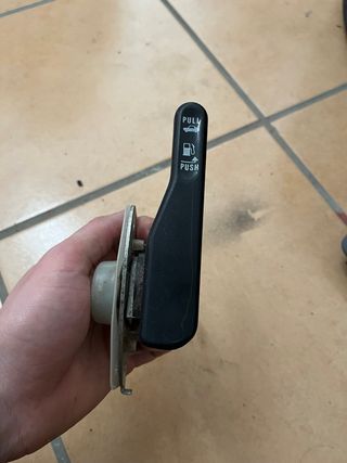 Tirador depósito y maletero Nissan Micra K11