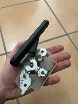 Tirador depósito y maletero Nissan Micra K11