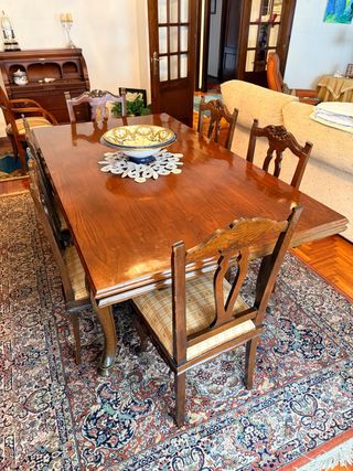 Mesa de comedor de estilo clásico en Nogal