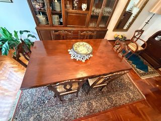 Mesa de comedor de estilo clásico en Nogal
