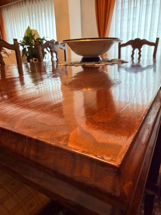 Mesa de comedor de estilo clásico en Nogal
