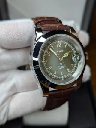 Reloj Seiko Mod Prospex Alpinist Verde y Dorado