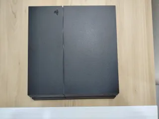 PS4 (PlayStation 4) + 2 Giochi + 2 Controller