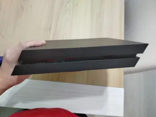 PS4 (PlayStation 4) + 2 Giochi + 2 Controller