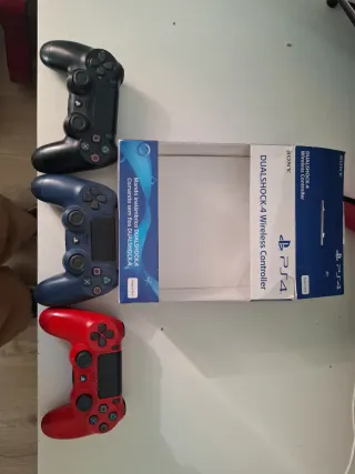 PS4 + 3 Mandos (Negro, Rojo)