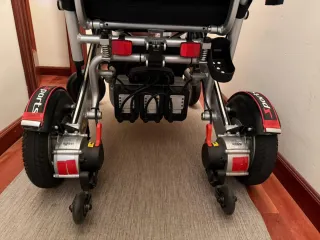 Sedia a rotelle elettrica pieghevole